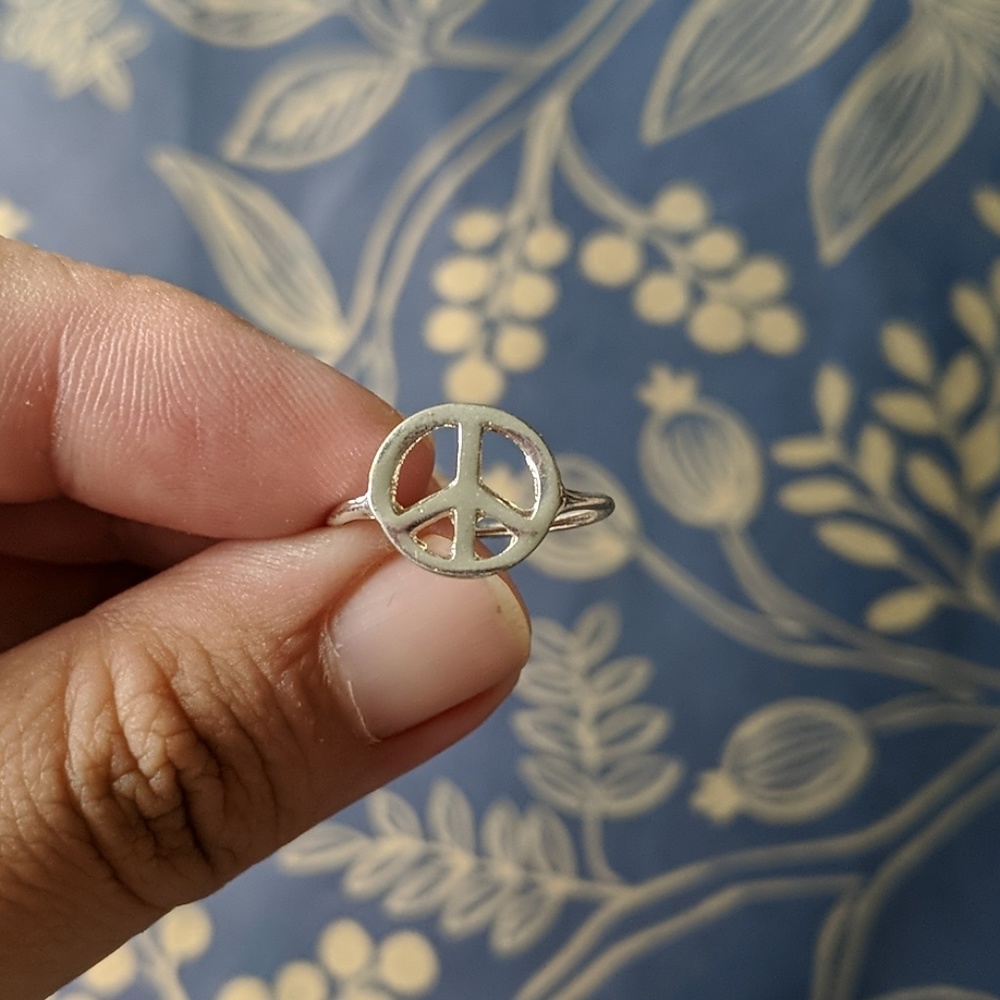 Size 6 silver nwot peace ring midi